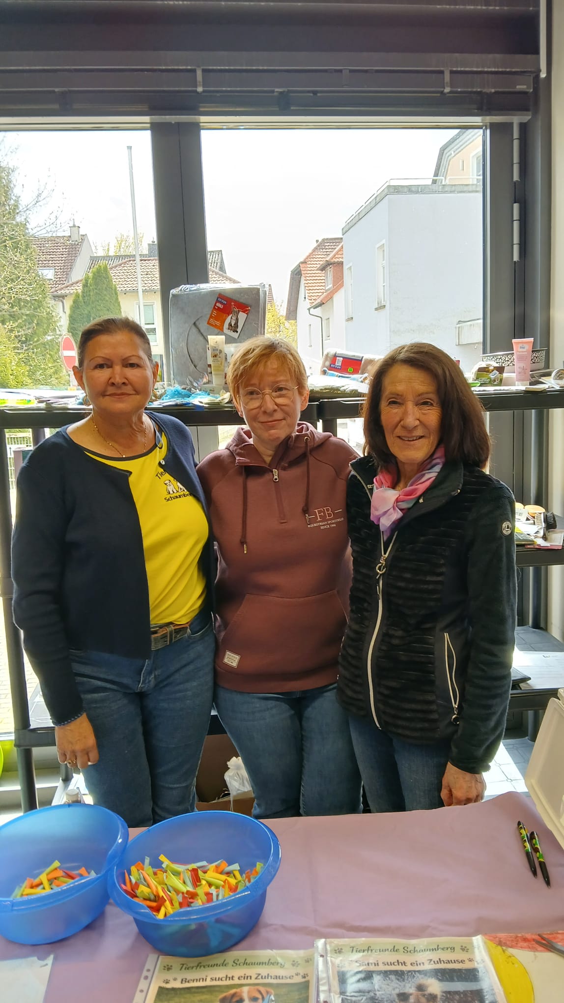 Besucher unterstützen Tombola Tierfreunde Schaumberg